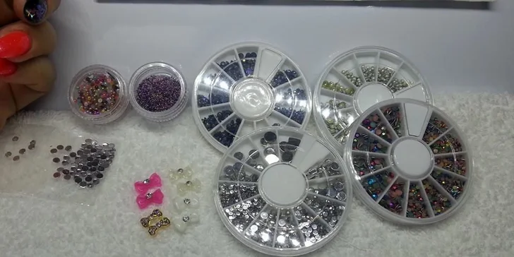 Kvalitné gélové nechty zdobené kamienkami Swarovski alebo suchá manikúra s ORLY výživou