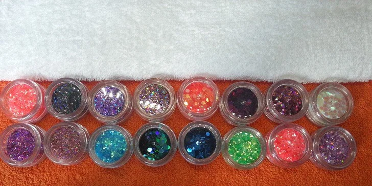 Kvalitné gélové nechty zdobené kamienkami Swarovski alebo suchá manikúra s ORLY výživou