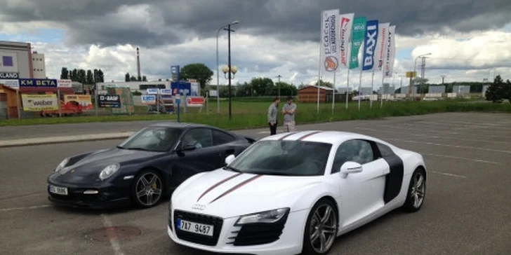 Vzrušujúca rýchla jazda na luxusnom športovom aute