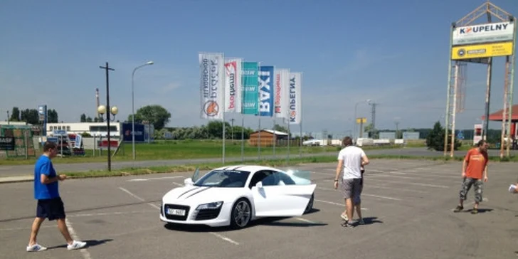 Vzrušujúca rýchla jazda na luxusnom športovom aute