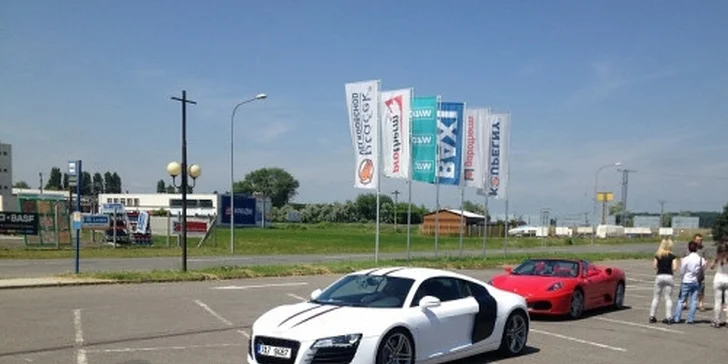 Vzrušujúca rýchla jazda na luxusnom športovom aute