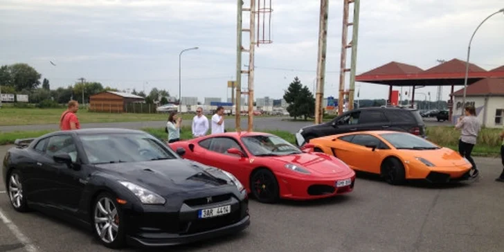 Vzrušujúca rýchla jazda na luxusnom športovom aute