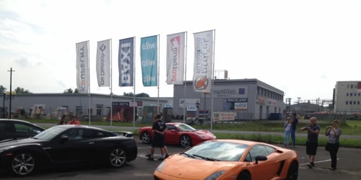 Vzrušujúca rýchla jazda na luxusnom športovom aute
