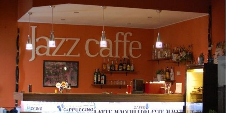 Ľadová káva a koláčik pre dvoch v Jazz Caffe