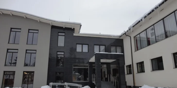 Wellness pobyt v Hoteli ALTIS**** Oravská priehrada s platnosťou aj počas jarných prázdnin, deti do 12 rokov ZDARMA! Celodenný vstup do Aquaparku Meander park Oravice a skipasy v cene!
