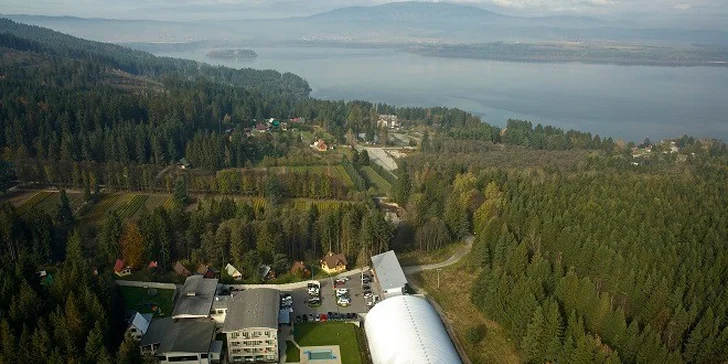Wellness pobyt v Hoteli ALTIS**** Oravská priehrada s platnosťou aj počas jarných prázdnin, deti do 12 rokov ZDARMA! Celodenný vstup do Aquaparku Meander park Oravice a skipasy v cene!