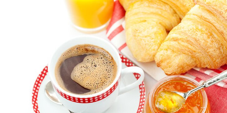 Káva s francúzskym maslovým croissantom