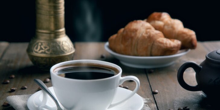 Káva s francúzskym maslovým croissantom