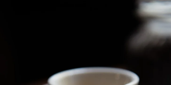 Luxusná káva s croissantom alebo domácou bábovkou