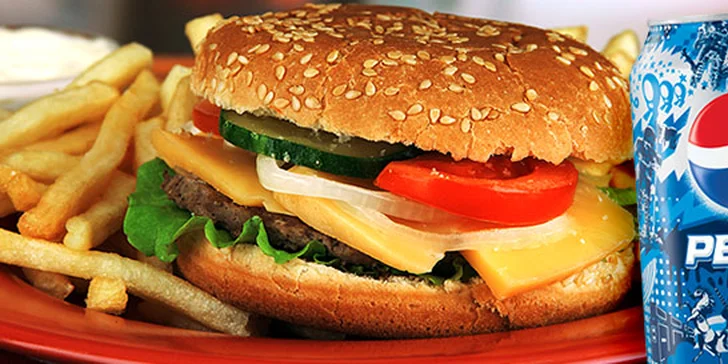 Hovädzí burger s hranolkami a nápojom