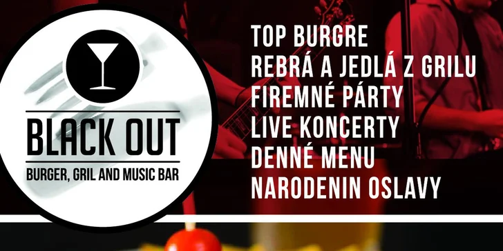 Poriadne veľký obložený hamburger s hovädzím mäsom a prílohou