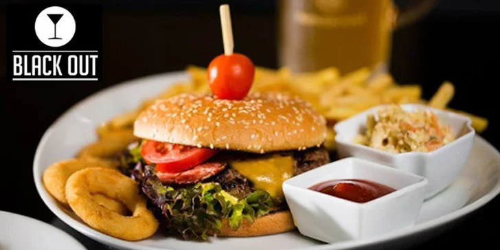 Poriadne veľký obložený hamburger s hovädzím mäsom a prílohou