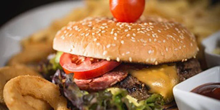 Poriadne veľký obložený hamburger s hovädzím mäsom a prílohou