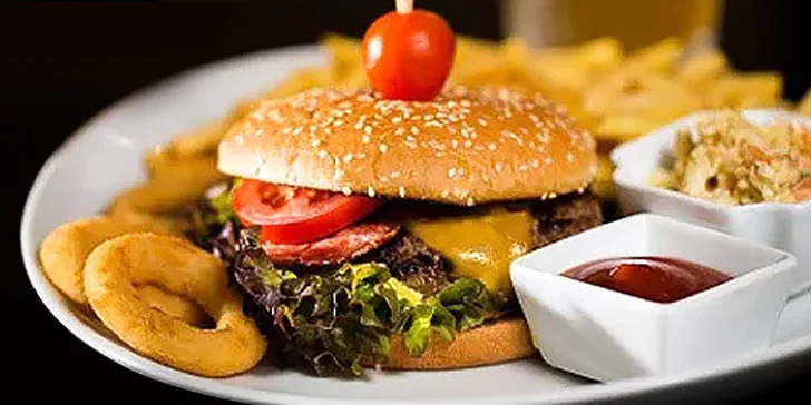 Poriadne veľký obložený hamburger s hovädzím mäsom a prílohou