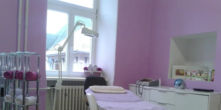Krásne gélové nechty s lakovaním v centre mesta