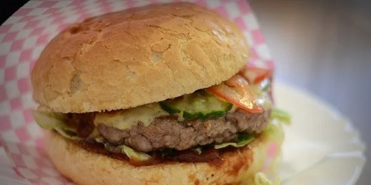 Hovädzí burger s hranolkami a nápojom