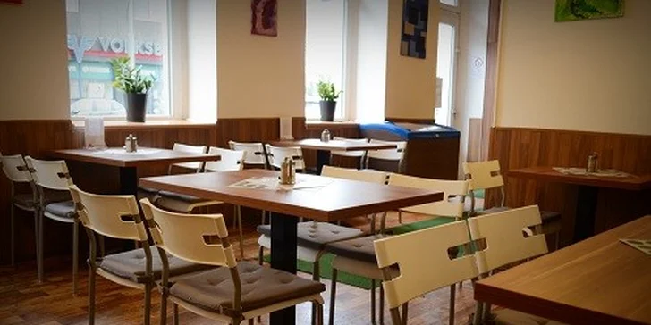 Hovädzí burger s hranolkami a nápojom