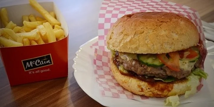 Hovädzí burger s hranolkami a nápojom