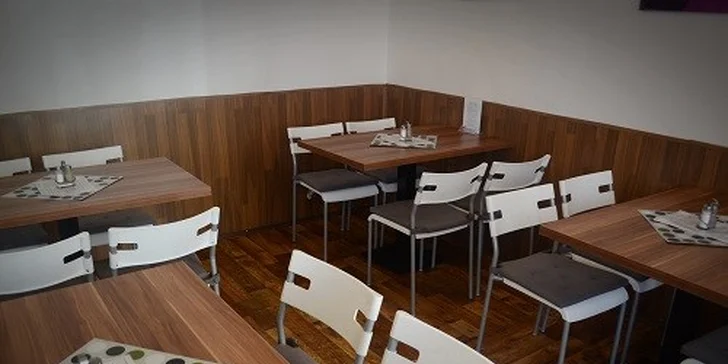 Hovädzí burger s hranolkami a nápojom