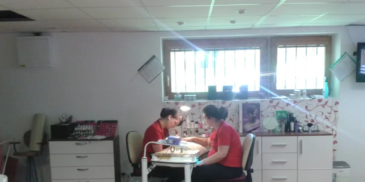 Večerné líčenie, spoločenský účes a gélové nechty