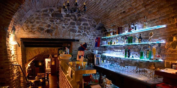 2 veľké pivá a hrianky, klobása alebo hermelín v Pivnici u Petra