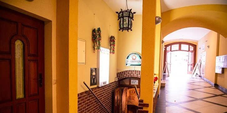 2 veľké pivá a hrianky, klobása alebo hermelín v Pivnici u Petra