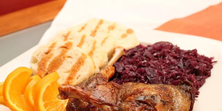 Pečená kačica s kapustou a parenou knedľou