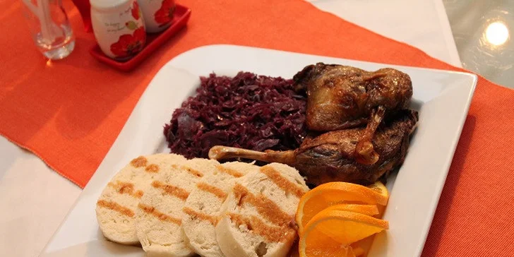Pečená kačica s kapustou a parenou knedľou