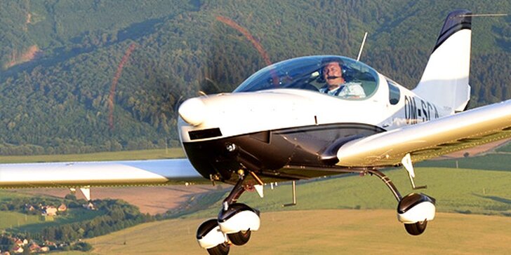 Let športovým lietadlom pre 1-3 osoby a pilotovanie
