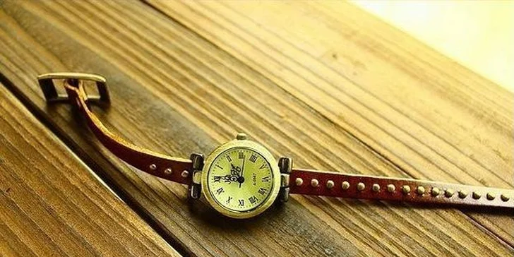 Dámske RETRO hodinky s koženým remienkom