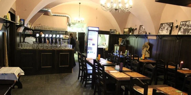 600 g porcia pečených kuracích krídel s pikantnou omáčkou v Staromestskej pivárni na Hlavnej ulici
