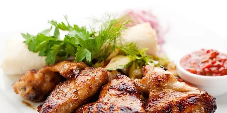 600 g porcia pečených kuracích krídel s pikantnou omáčkou v Staromestskej pivárni na Hlavnej ulici