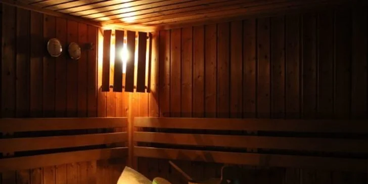 Romantický privátny wellness a fľaša sektu