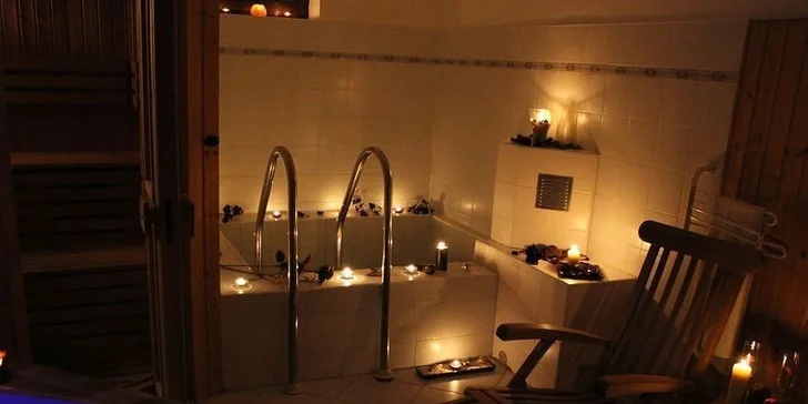 Romantický privátny wellness a fľaša sektu
