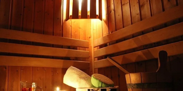 Romantický privátny wellness a fľaša sektu