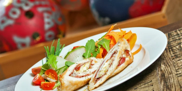 Bowlingová kapsa alebo steak z panenky - k obom palacinky s horúcim lesným ovocím a pohár vína