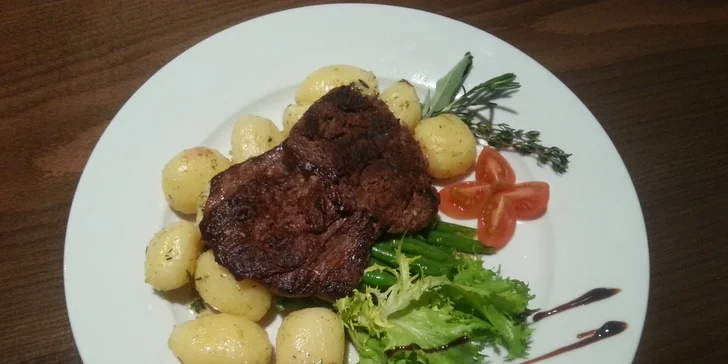 Bowlingová kapsa alebo steak z panenky - k obom palacinky s horúcim lesným ovocím a pohár vína