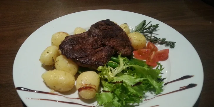 Bowlingová kapsa alebo steak z panenky - k obom palacinky s horúcim lesným ovocím a pohár vína