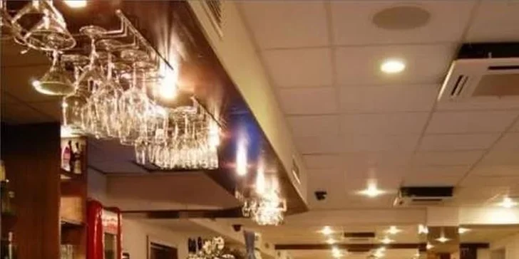 Bowlingová kapsa alebo steak z panenky - k obom palacinky s horúcim lesným ovocím a pohár vína