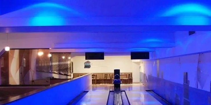 Bowlingová kapsa alebo steak z panenky - k obom palacinky s horúcim lesným ovocím a pohár vína