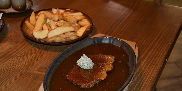 Bryndzové halušky alebo pastiersky steak v pravej Slovenskej reštaurácii