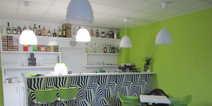 Sladké potešenie: káva a muffin, smoothie alebo šampanské a cheesecake
