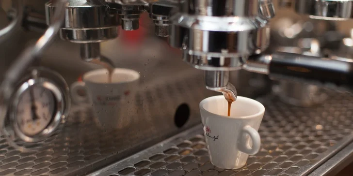 Luxusná káva s croissantom alebo domácou bábovkou
