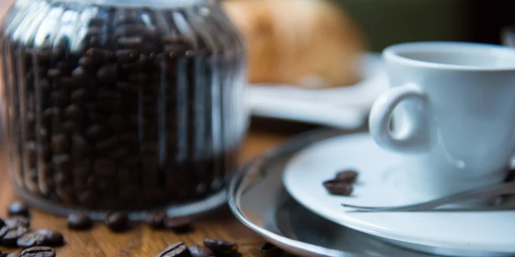 Luxusná káva s croissantom alebo domácou bábovkou