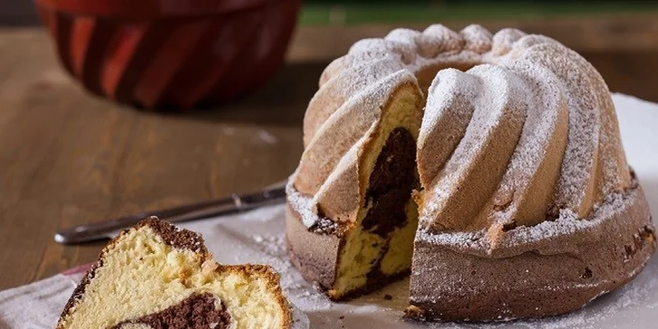 Luxusná káva s croissantom alebo domácou bábovkou