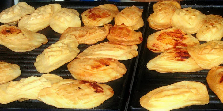 Horúci grilovaný oštiepok podávaný na chrumkavom chlebe s brusnicovým džemom alebo cesnakom