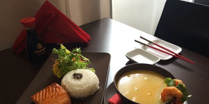Steak z lososa v teryiaki omáčke s jazmínovou ryžou a polievka Tom Yum