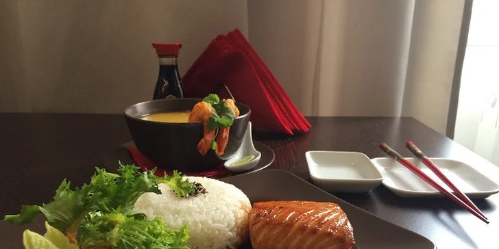 Steak z lososa v teryiaki omáčke s jazmínovou ryžou a polievka Tom Yum
