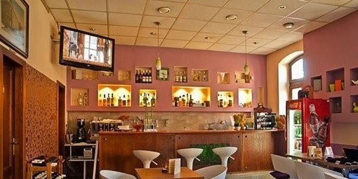 Svieže miešané drinky alebo vínko v Caffe Bar Sedria