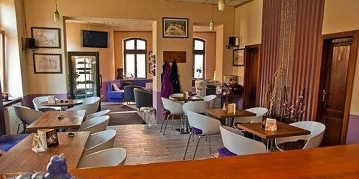 Svieže miešané drinky alebo vínko v Caffe Bar Sedria